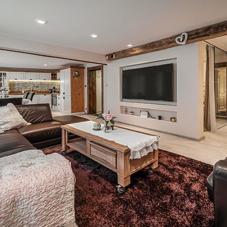 Luxurious And Royal Apartment In The Old Town Bratislava Exterior photo