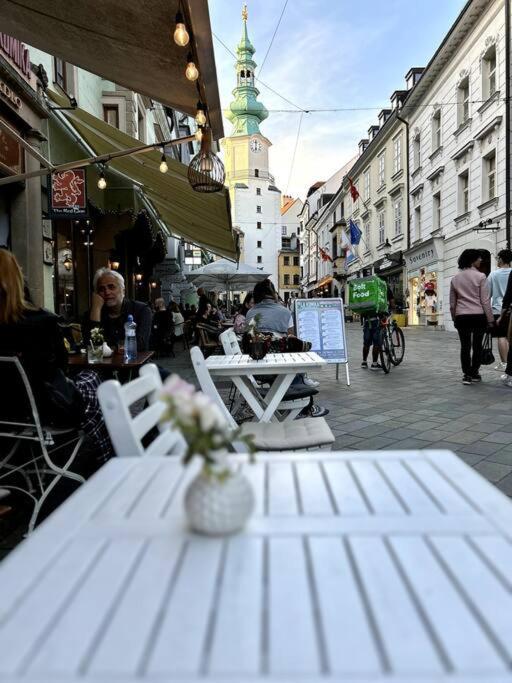 Luxurious And Royal Apartment In The Old Town Bratislava Exterior photo
