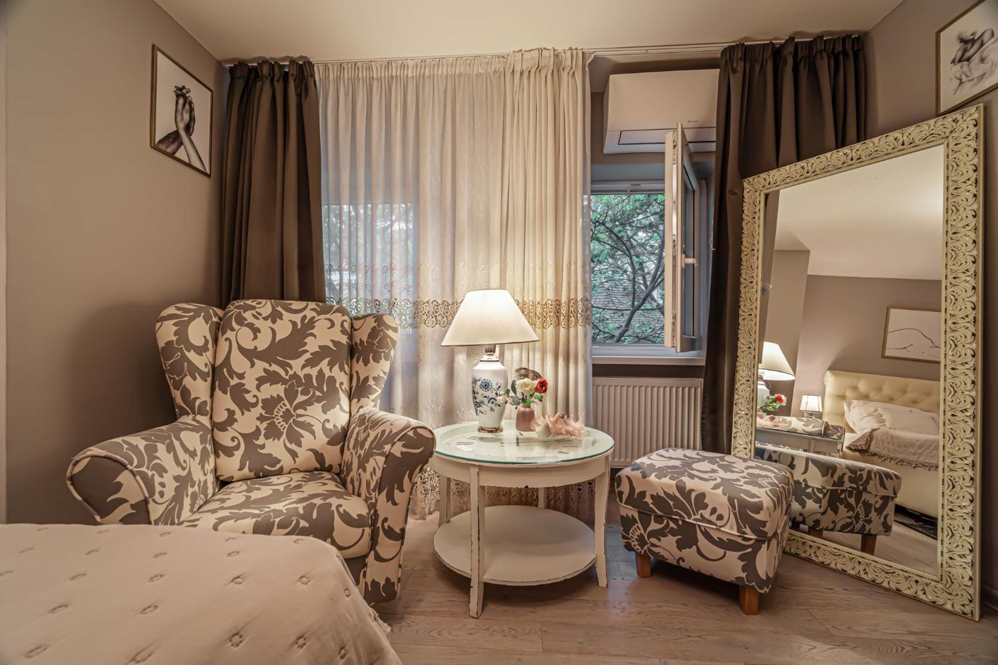 Luxurious And Royal Apartment In The Old Town Bratislava Exterior photo
